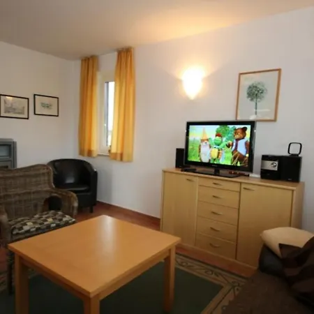 S 42 B - Ferienhaus Mit Terasse Und Grossem Garten An Der Mueritz * Röbel